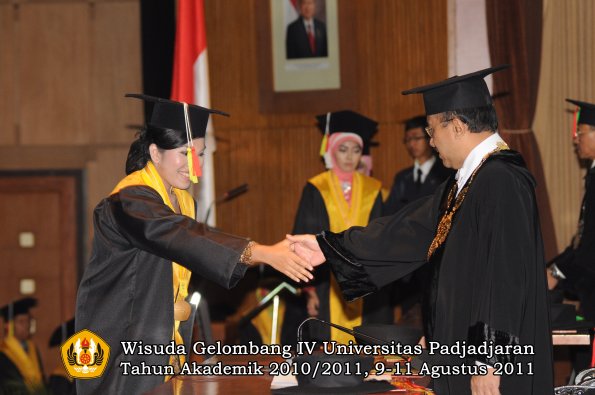 wisuda-fmipa-oleh-rektor-028