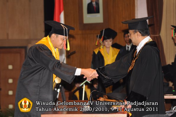 wisuda-fmipa-oleh-rektor-038