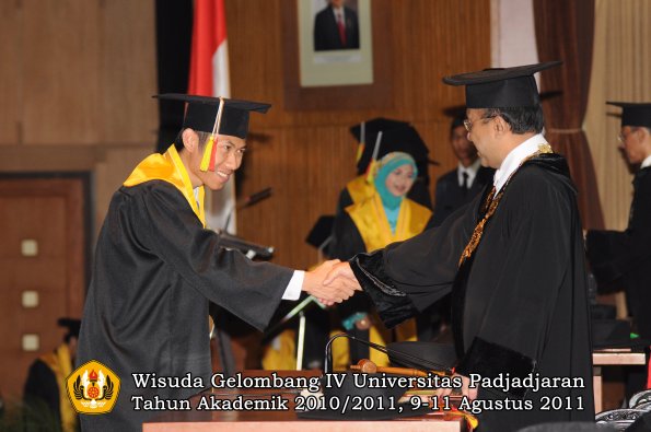 wisuda-fmipa-oleh-rektor-040