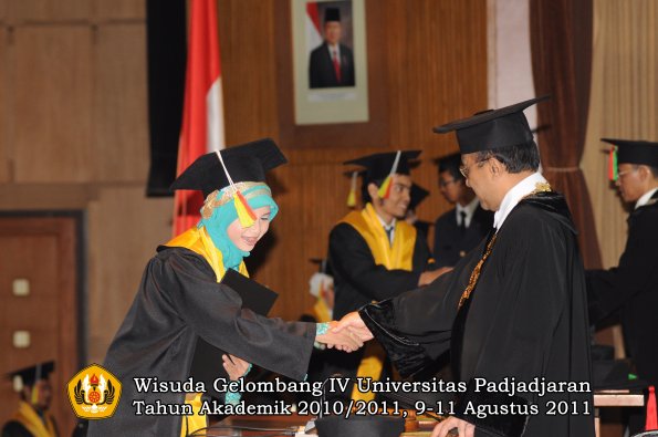 wisuda-fmipa-oleh-rektor-041