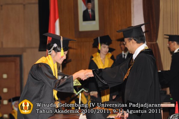 wisuda-fmipa-oleh-rektor-043