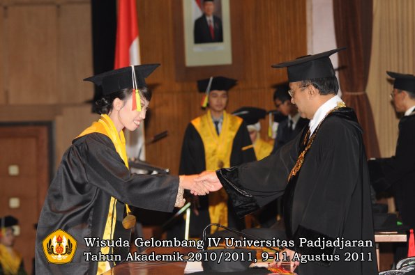 wisuda-fmipa-oleh-rektor-044