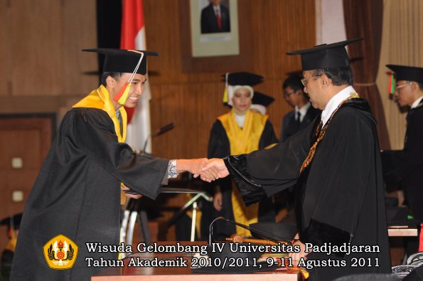 wisuda-fmipa-oleh-rektor-045