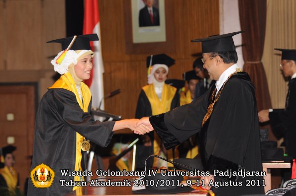 wisuda-fmipa-oleh-rektor-046