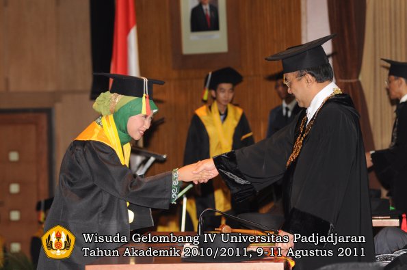 wisuda-fmipa-oleh-rektor-048