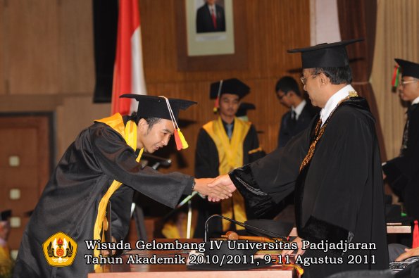 wisuda-fmipa-oleh-rektor-049