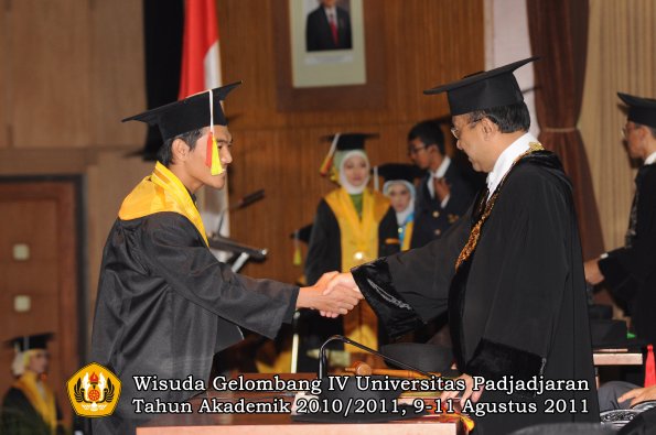 wisuda-fmipa-oleh-rektor-050