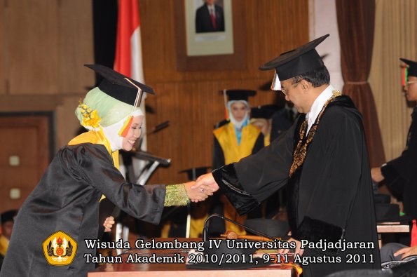 wisuda-fmipa-oleh-rektor-051