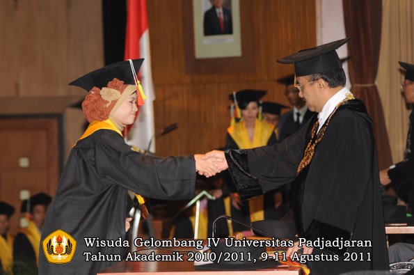 wisuda-fmipa-oleh-rektor-053