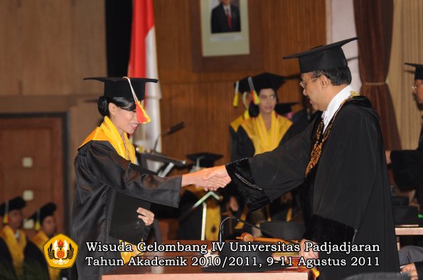 wisuda-fmipa-oleh-rektor-054