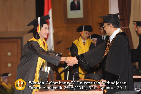 wisuda-fmipa-oleh-rektor-055