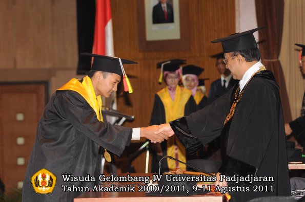 wisuda-fmipa-oleh-rektor-056