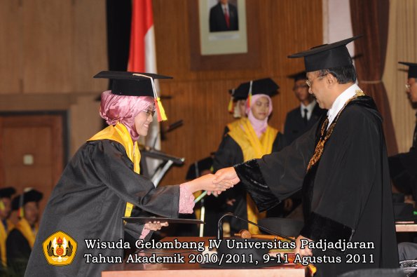 wisuda-fmipa-oleh-rektor-057