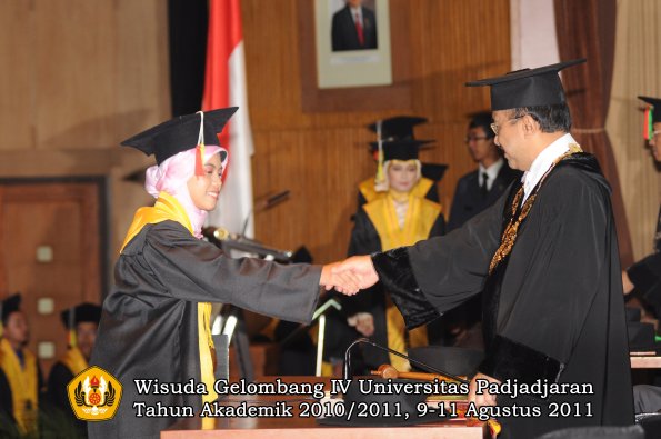 wisuda-fmipa-oleh-rektor-058