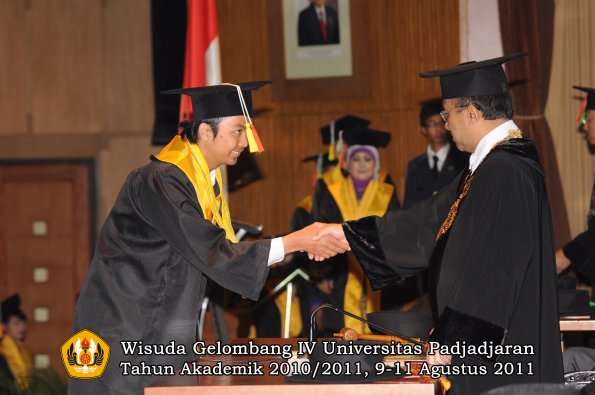 wisuda-fmipa-oleh-rektor-064