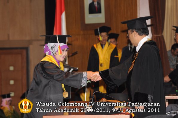 wisuda-fmipa-oleh-rektor-065