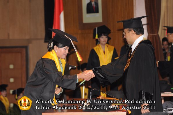 wisuda-fmipa-oleh-rektor-070