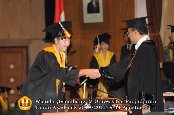 wisuda-fmipa-oleh-rektor-071