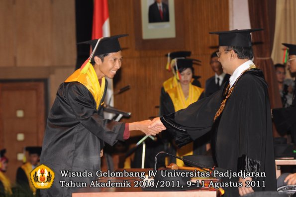 wisuda-fmipa-oleh-rektor-074