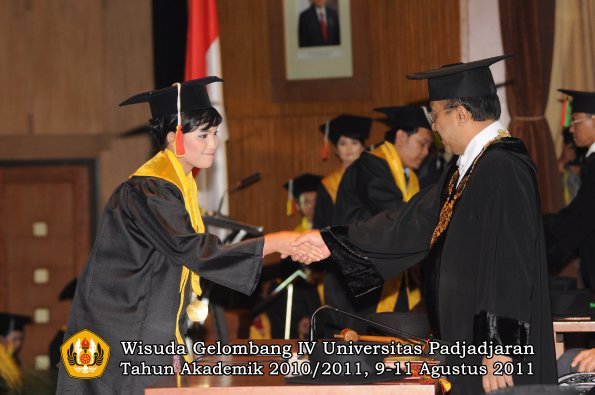 wisuda-fmipa-oleh-rektor-078