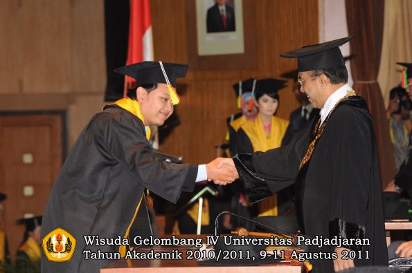 wisuda-fmipa-oleh-rektor-079