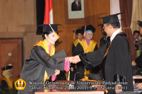 wisuda-fmipa-oleh-rektor-080