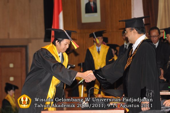 wisuda-fmipa-oleh-rektor-082