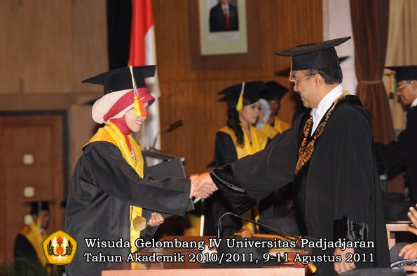 wisuda-fmipa-oleh-rektor-084