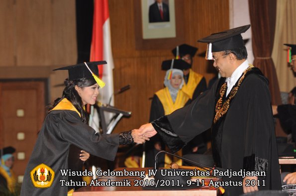 wisuda-fmipa-oleh-rektor-085