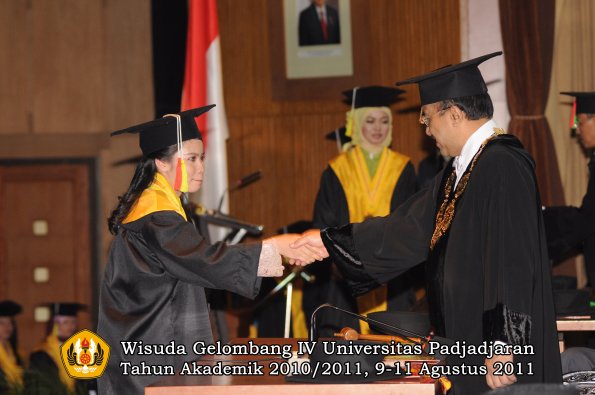 wisuda-fmipa-oleh-rektor-088