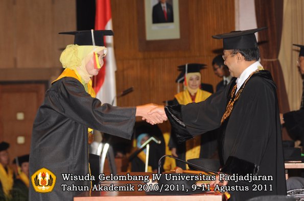 wisuda-fmipa-oleh-rektor-089