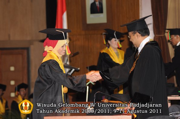 wisuda-fmipa-oleh-rektor-090