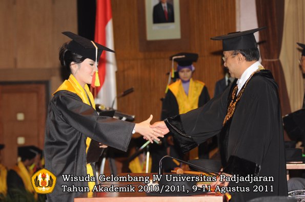 wisuda-fmipa-oleh-rektor-091