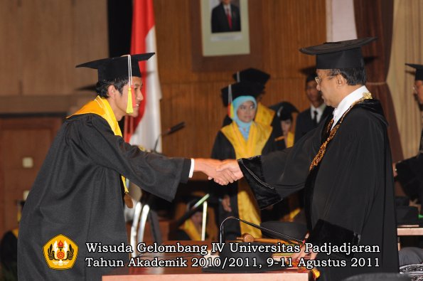 wisuda-fmipa-oleh-rektor-093