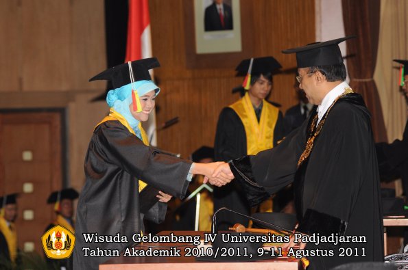 wisuda-fmipa-oleh-rektor-094