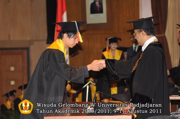 wisuda-fmipa-oleh-rektor-095