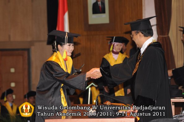 wisuda-fmipa-oleh-rektor-096