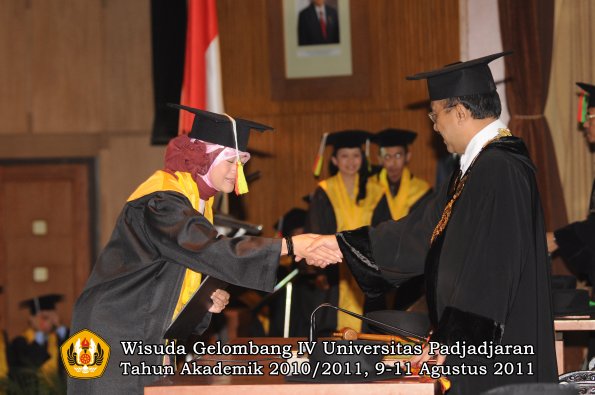 wisuda-fmipa-oleh-rektor-097