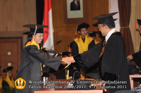 wisuda-fmipa-oleh-rektor-098