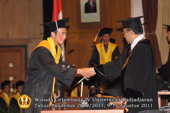 wisuda-fmipa-oleh-rektor-099