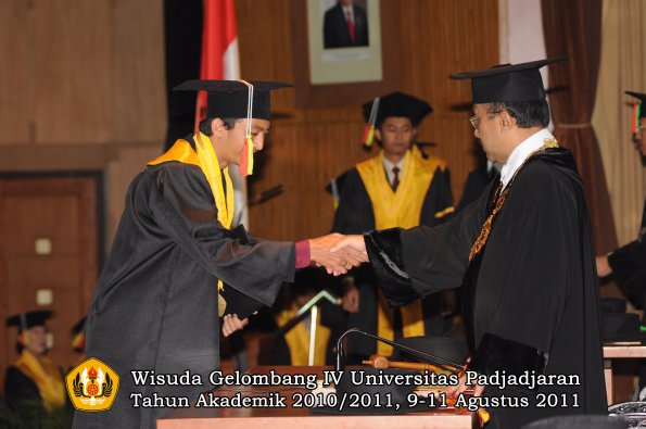 wisuda-fmipa-oleh-rektor-100