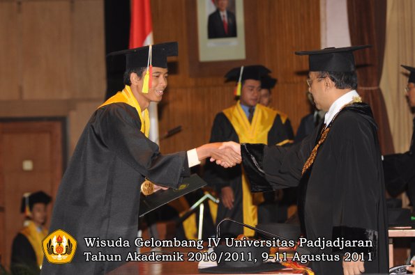 wisuda-fmipa-oleh-rektor-102