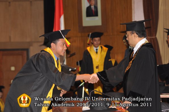 wisuda-fmipa-oleh-rektor-103