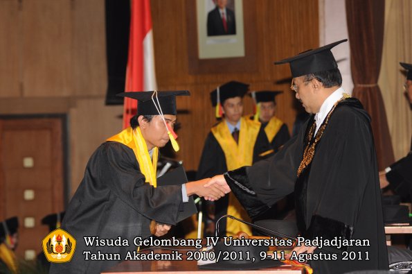 wisuda-fmipa-oleh-rektor-105