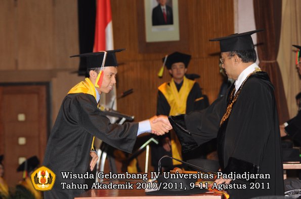 wisuda-fmipa-oleh-rektor-106