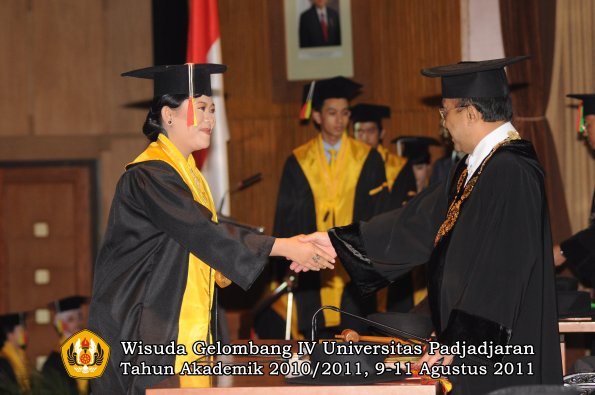 wisuda-fmipa-oleh-rektor-109