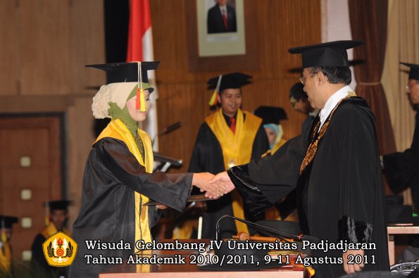 wisuda-fmipa-oleh-rektor-121