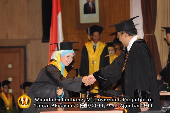 wisuda-fmipa-oleh-rektor-123