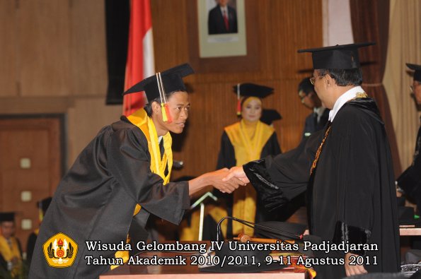 wisuda-fmipa-oleh-rektor-124