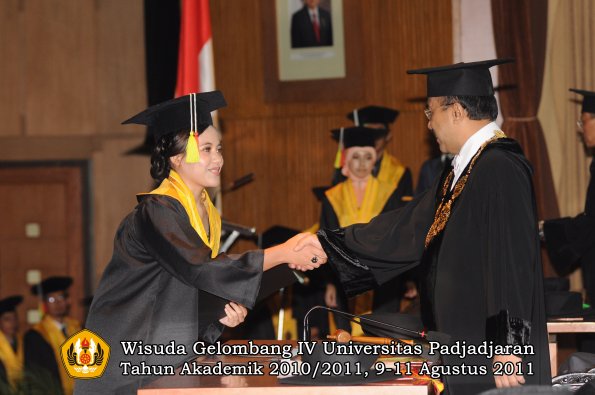 wisuda-fmipa-oleh-rektor-127